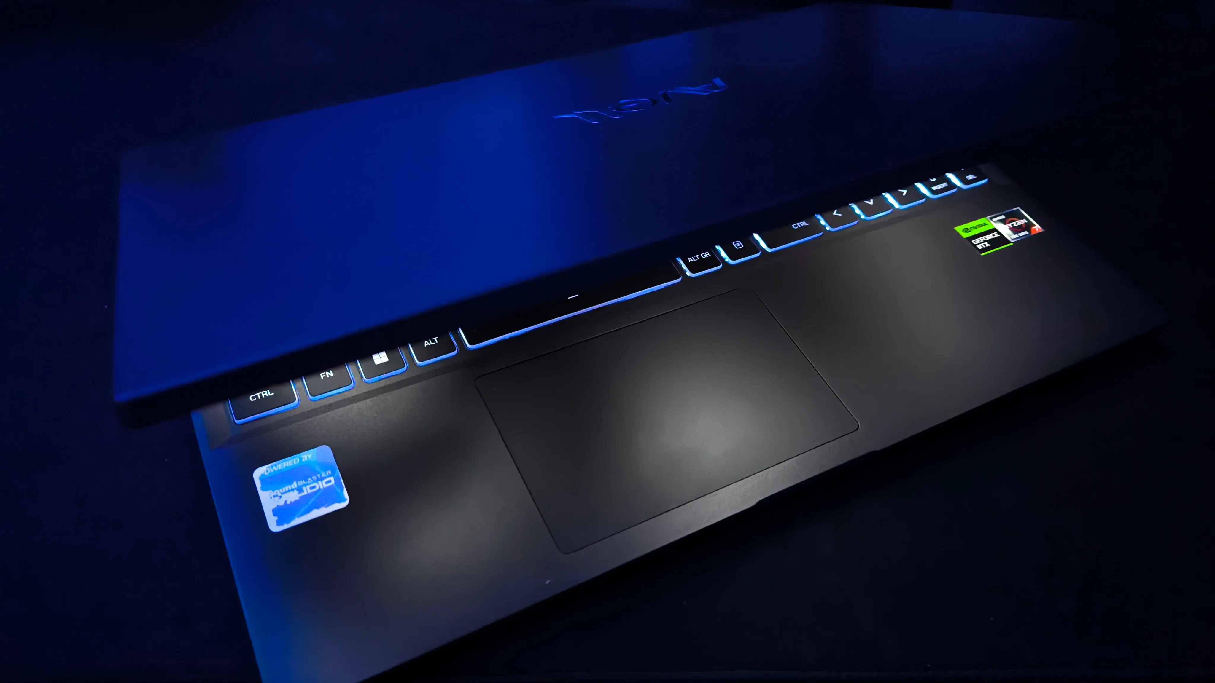 Setup de desenvolvimento com notebook iluminado